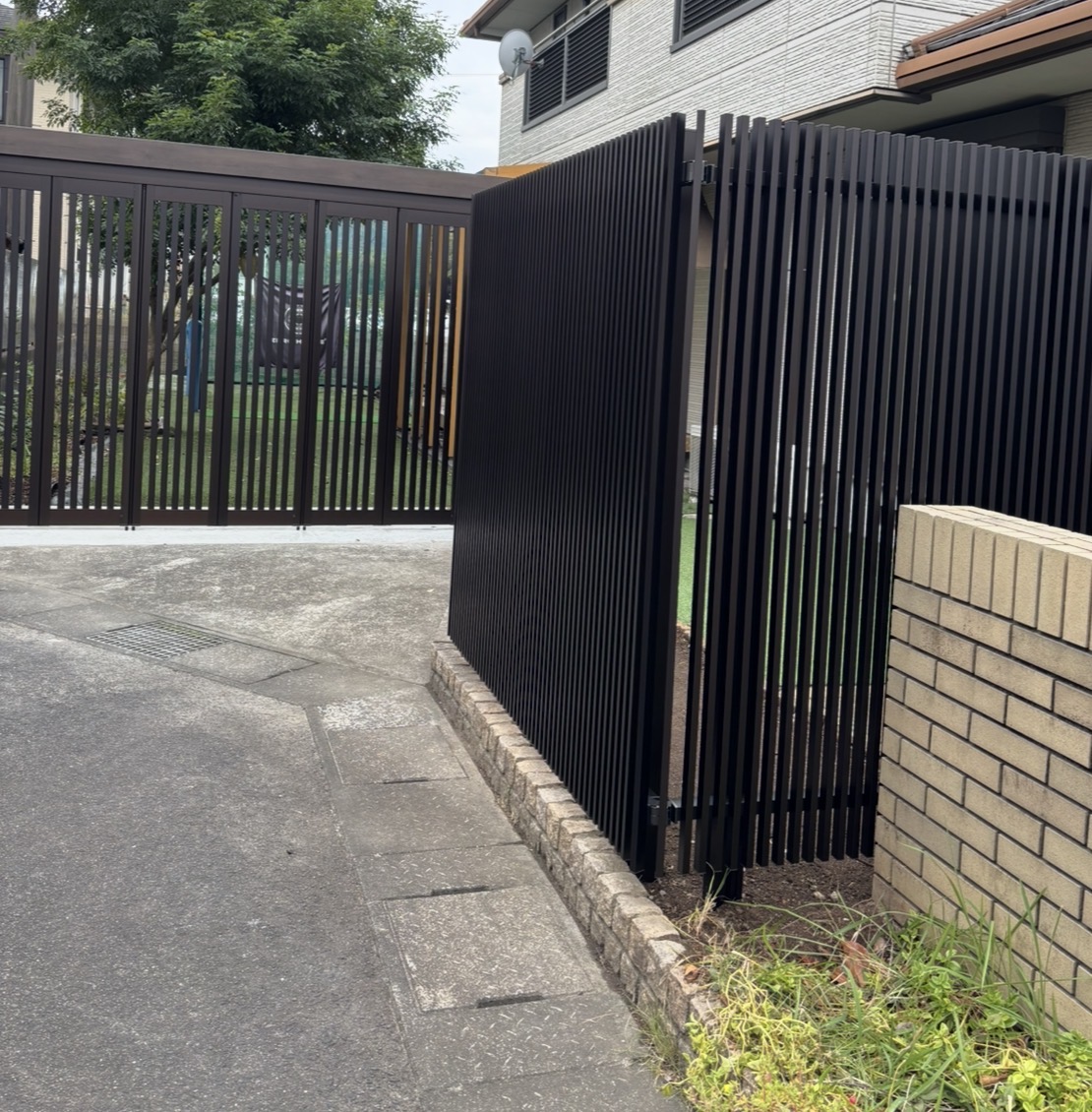 【施工後】フェンス＋シャッターゲートに一新
