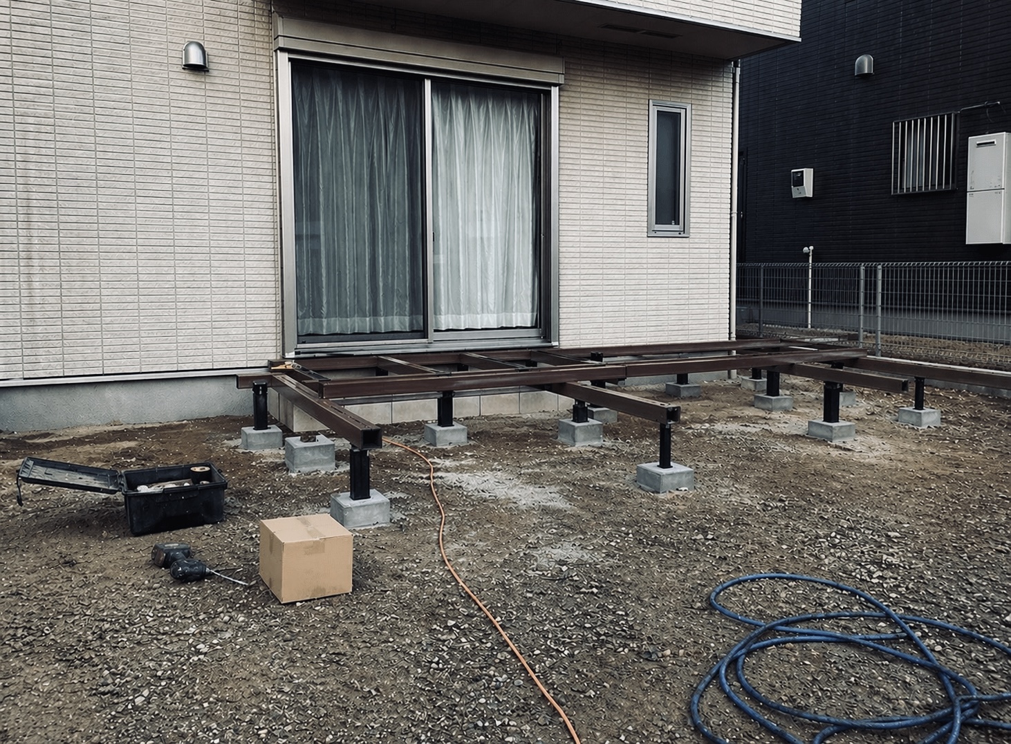 神奈川県横浜市 ウッドデッキ施工中(束石と骨組みの設置)