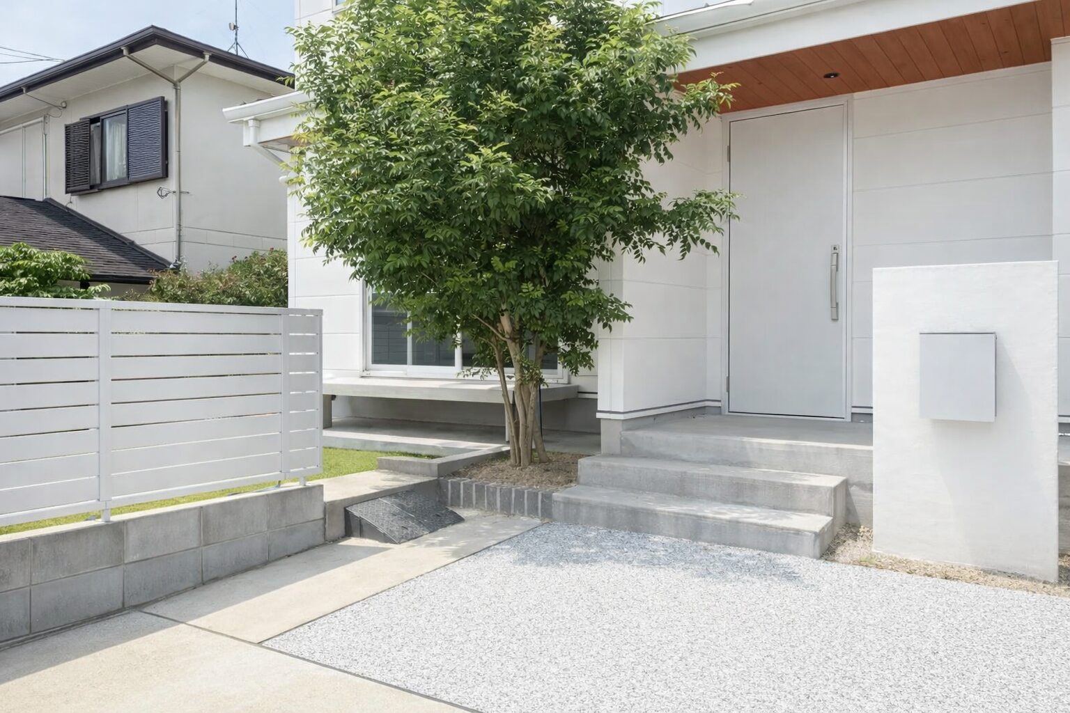 福岡県・外構施工後の玄関アプローチ